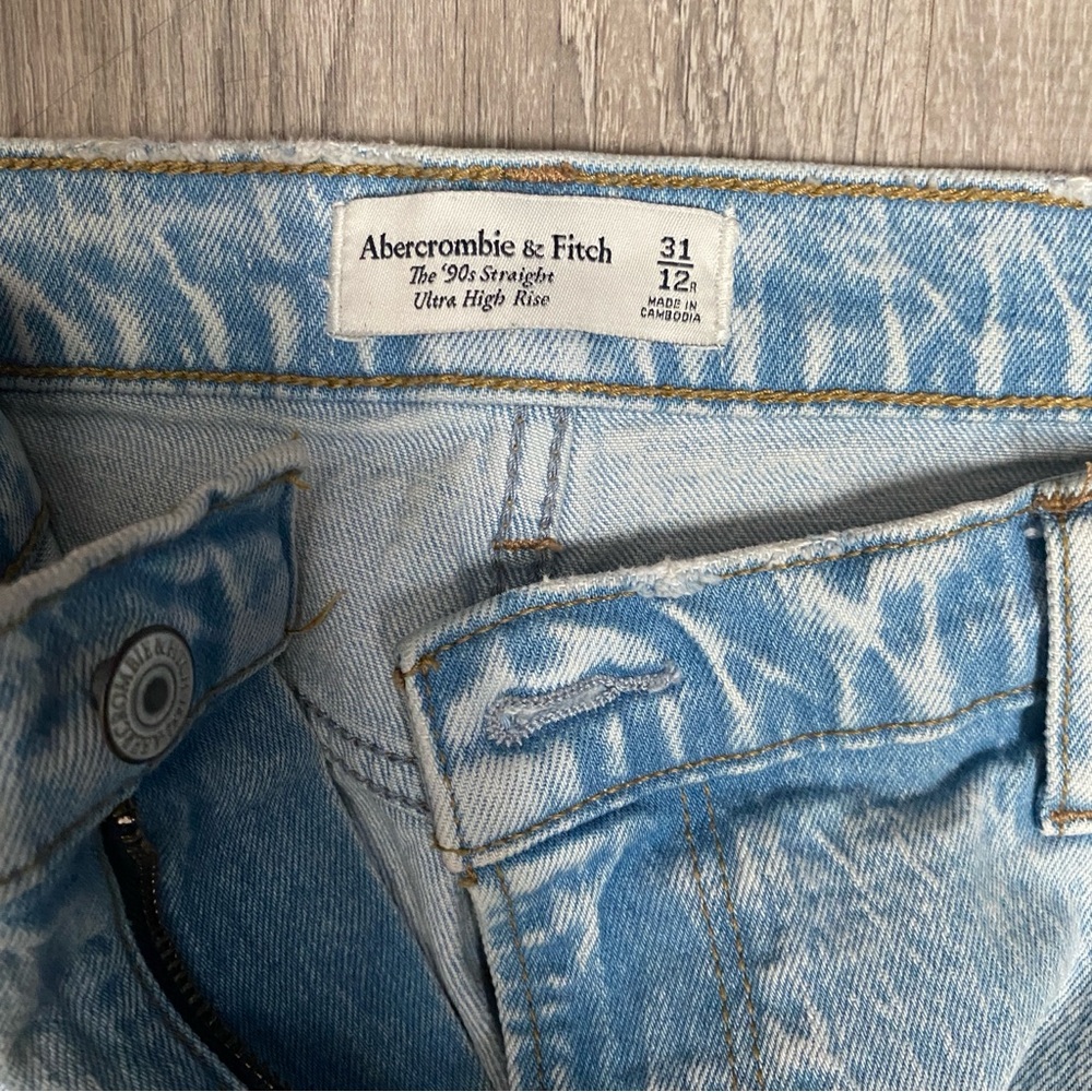 Abercrombie & Fitch The 90’s Straight Ultra High Rise Jeans - Picture 3 of 5